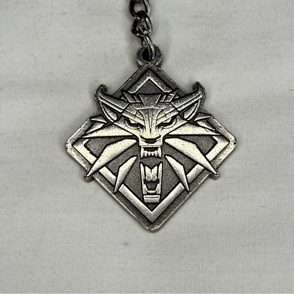 Witcher 3 White Wolf Medallion Keychain - Picture 2 of 10